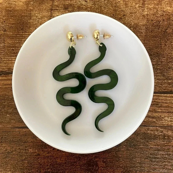 ❤️ NEW 2/$20 or 3/$25 Statement Acrylic Green Snake Gold Stud Oversize Earrings - Picture 1 of 4